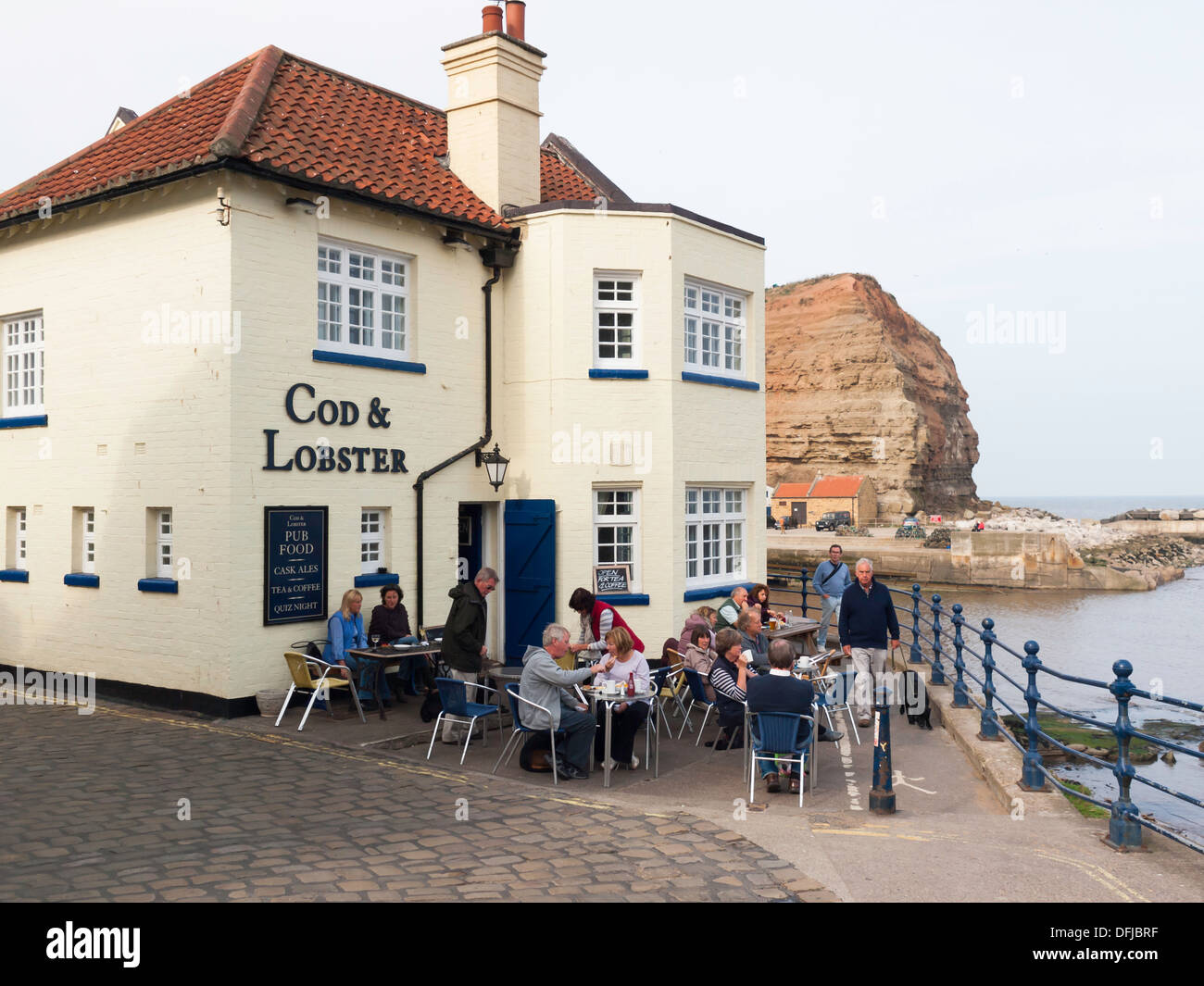 Außerhalb der Kabeljau und Hummer Kneipe am Hafen in Staithes North Yorkshire England UK Stockfoto
