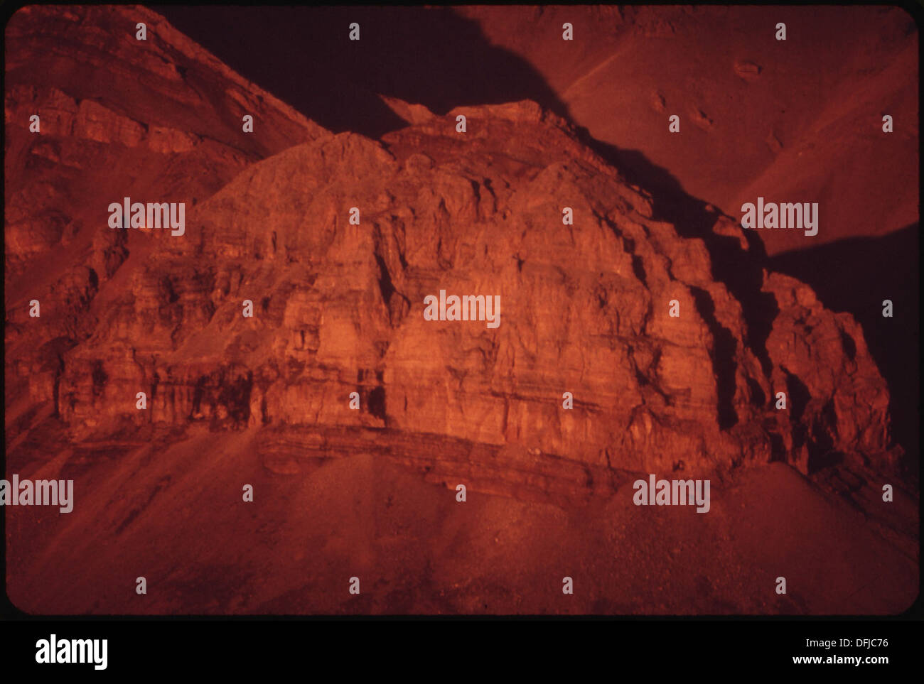 ISOLIERTE FELSENTURM AM WESTENDE DES PEAK 5308 BEI SONNENUNTERGANG VON GALBRAITH CAMP BEREICH GESEHEN. (AUFGENOMMEN CA. 23:00) 550428 Stockfoto