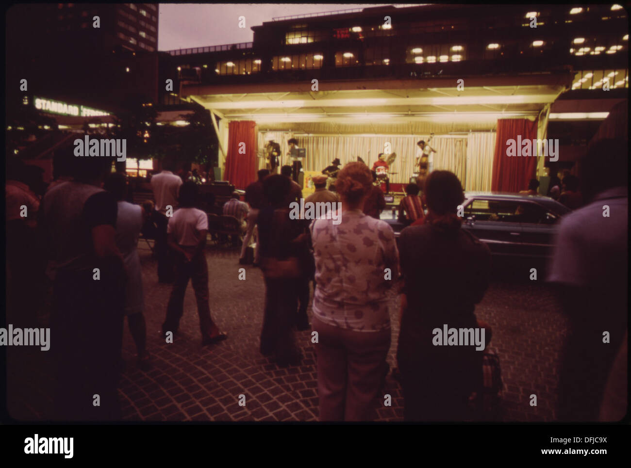 JAZZ-GRUPPE FÜHRT AN EINEM SOMMERABEND AM FOUNTAIN SQUARE DOWNTOWN CINCINNATI BELIEBTE ÖFFENTLICHE PLAZA 553284 Stockfoto