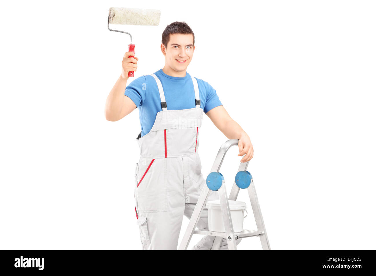 Männliche Maler hält eine Walze und auf einer Leiter stehend Stockfoto