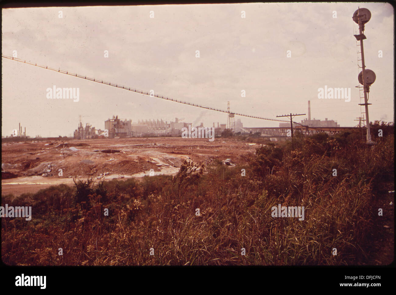 KAISER-ALUMINIUMWERK HINTER DEPONIE GEBIET, WO INDUSTRIELLER ABFÄLLE DEPONIERT 546055 Stockfoto