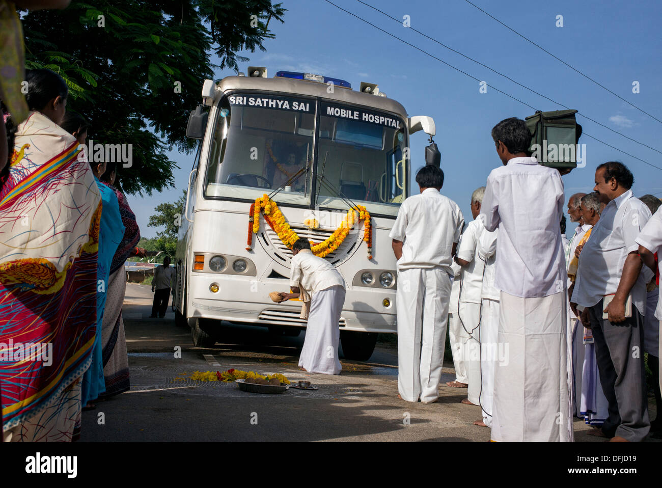 Sri Sathya Sai Baba mobile aufsuchende Krankenhaus Klinik Servicebus Ankunft in einem indischen Dorf. Andhra Pradesh, Indien Stockfoto