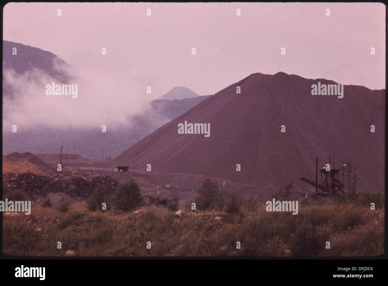 Ein großer Haufen von neu abgelagerten Bergablagerungen aus der weltweit größten Titanmine in Tahawus, der das Ausmaß der Bergbauaktivitäten und die Umweltauswirkungen veranschaulicht. Dieses Bild spiegelt industrielle Prozesse im Bergbau wider. Stockfoto