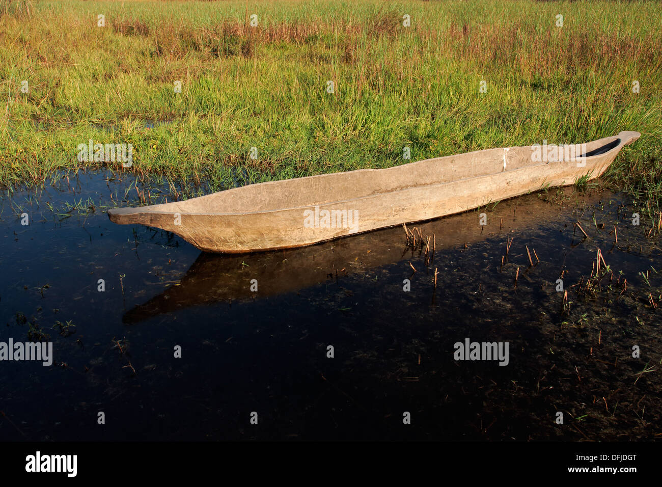 Traditionelle hölzerne Makoro Boot im flachen Wasser, Caprivi Region, Namibia Stockfoto