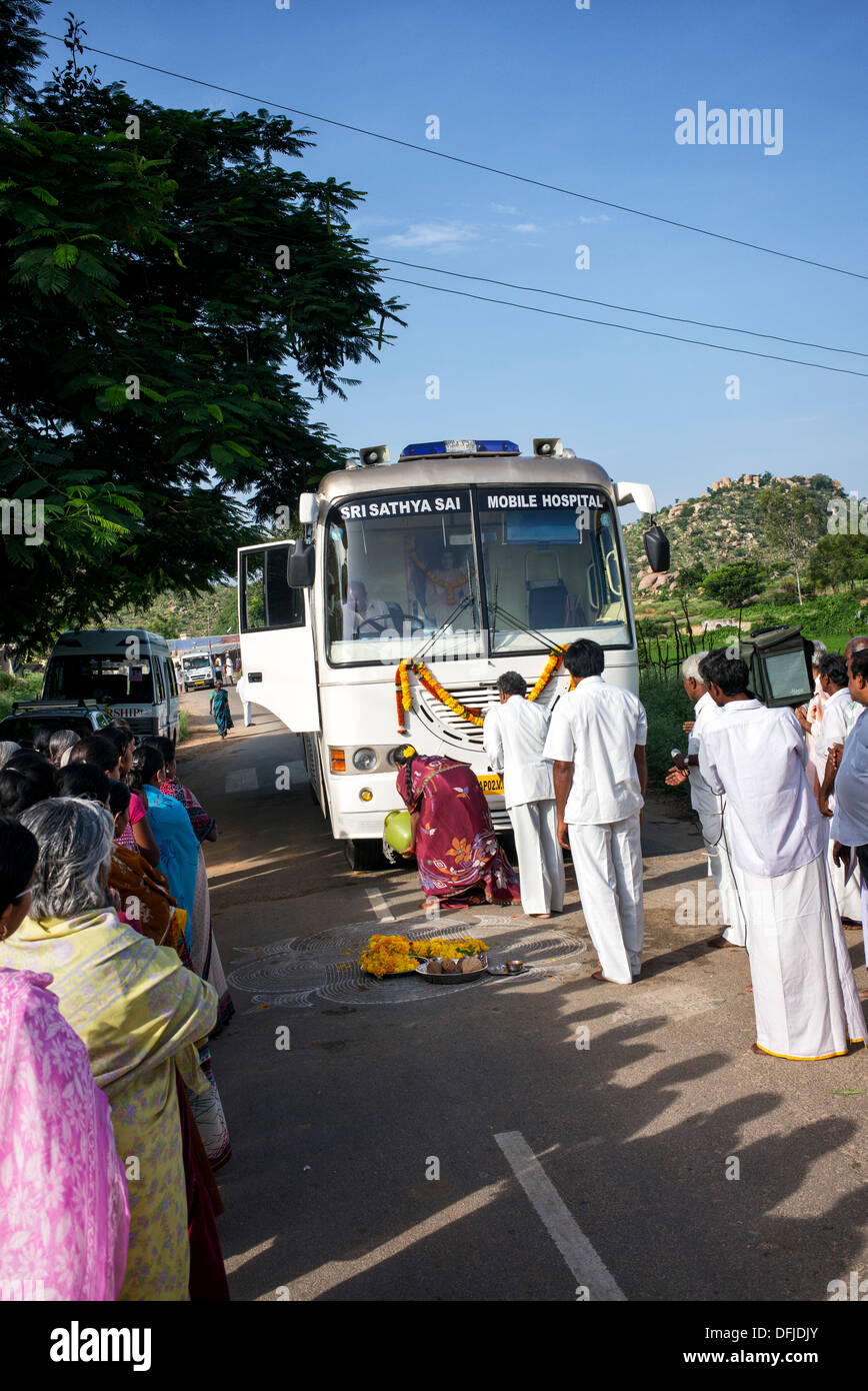 Sri Sathya Sai Baba mobile aufsuchende Krankenhaus Klinik Servicebus Ankunft in einem indischen Dorf. Andhra Pradesh, Indien Stockfoto