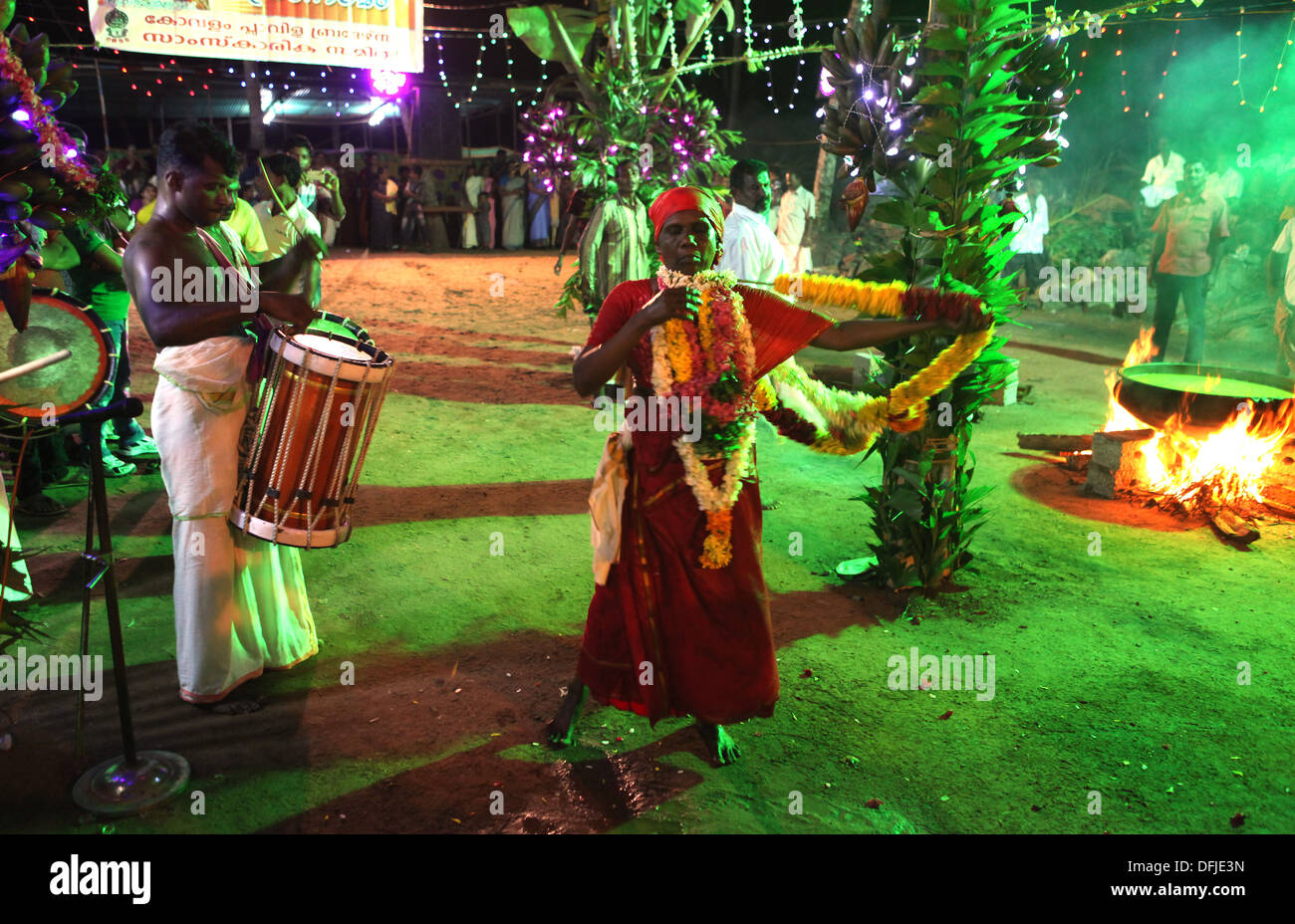 Alte Frau in Trance bei einem Hindu-Festival in Varkala, Kerala, Indien. Stockfoto