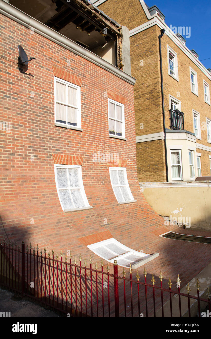 "Von den Knien meiner Nase bis zum Bauch meiner Zehen", ein Haus gebaut, um zu sehen, wie es eingefallen ist, vom Künstler Alex Chinneck in Margate hinuntergeschoben Stockfoto