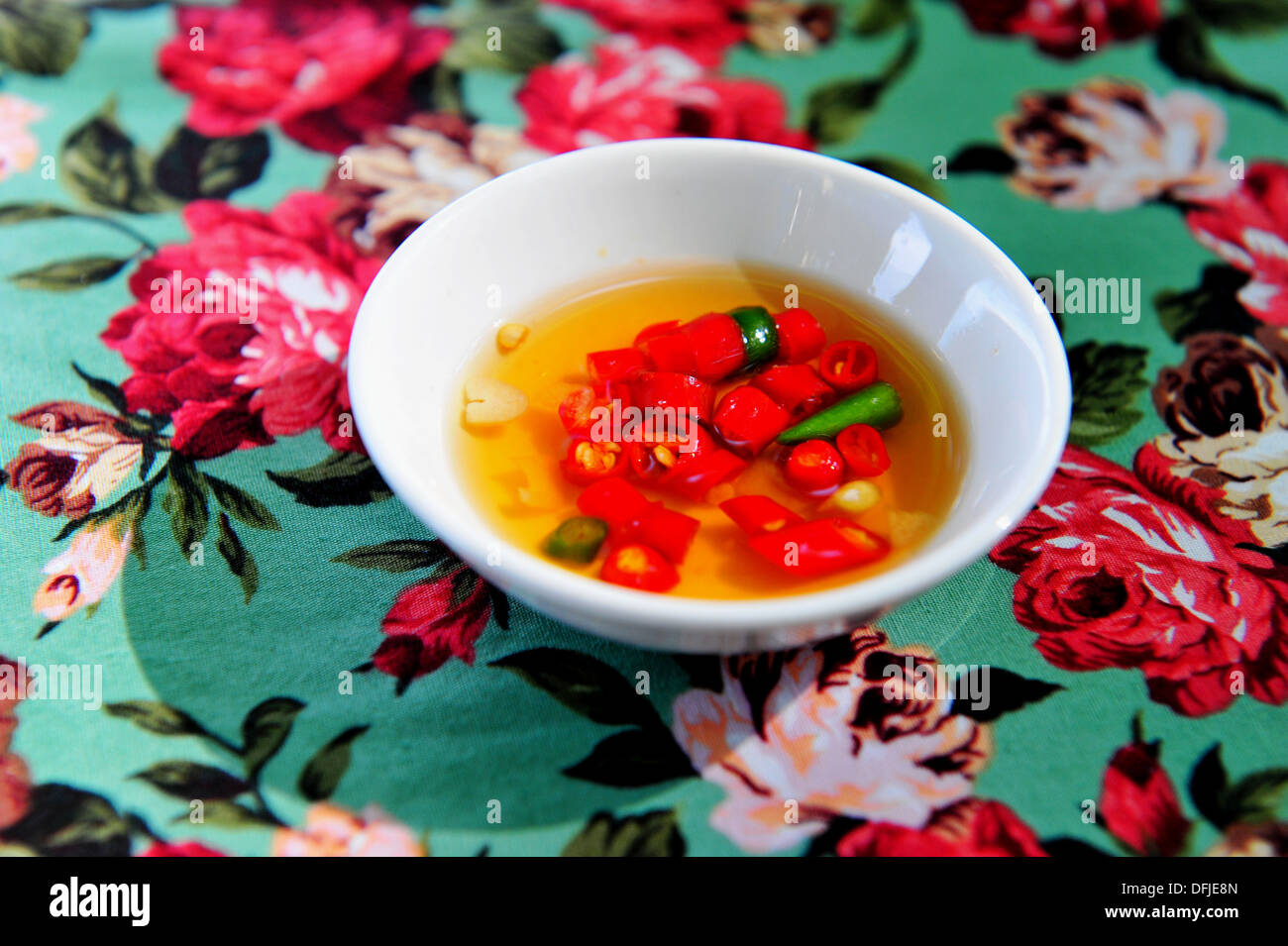 Geschmack von Thailand - Thai Gewürz - Prik Nam Pla (Chili in Fischsauce) Stockfoto