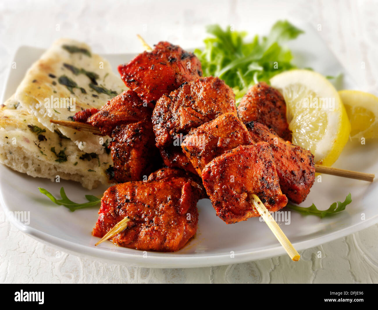 Chicken Tikka mit Salat & Naan Brot. Stockfoto