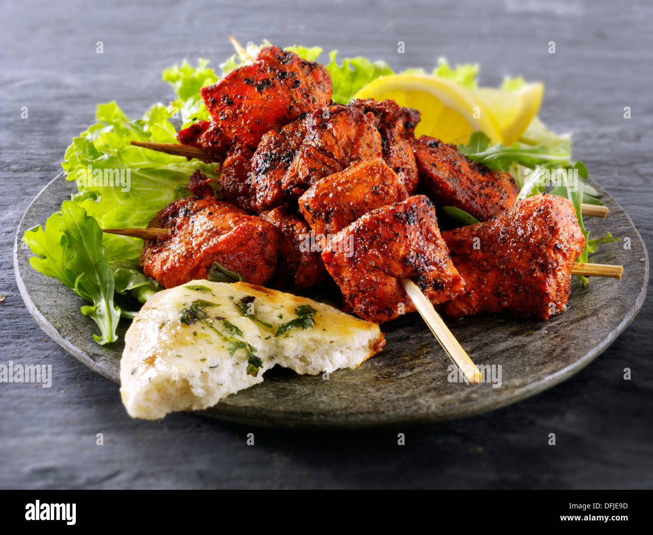 Chicken Tikka mit Salat & Naan Brot. Stockfoto