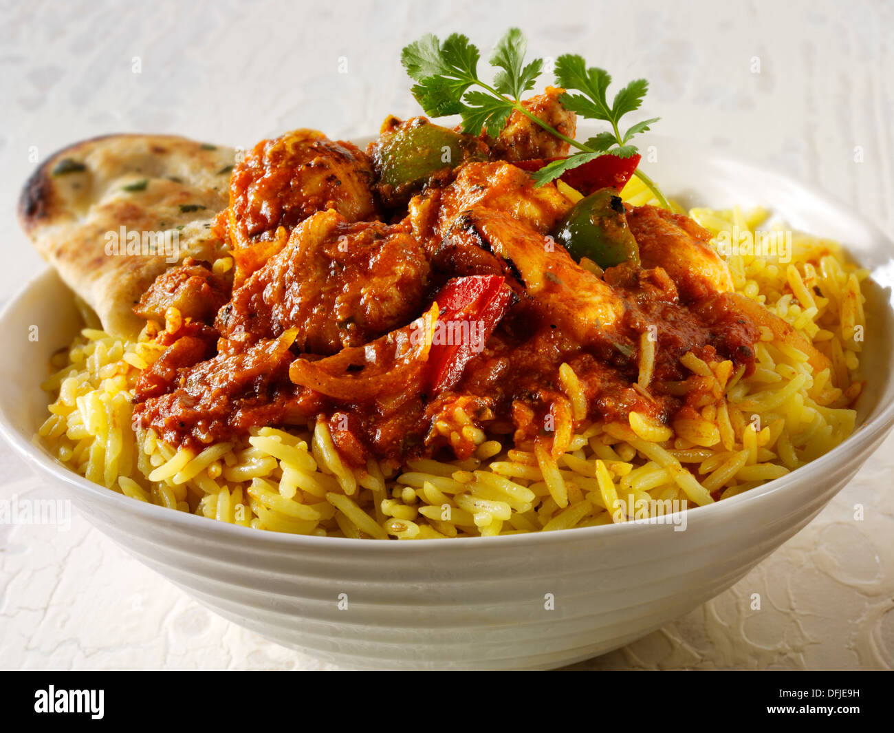 Chicken Jalfrezie Indian curry mit Pilau Reis & Naan Brot Stockfoto