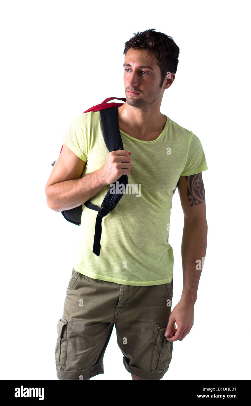 Attraktiver junger Mann mit Rucksack, isoliert auf weißem Hintergrund, Blick auf einer Seite Stockfoto