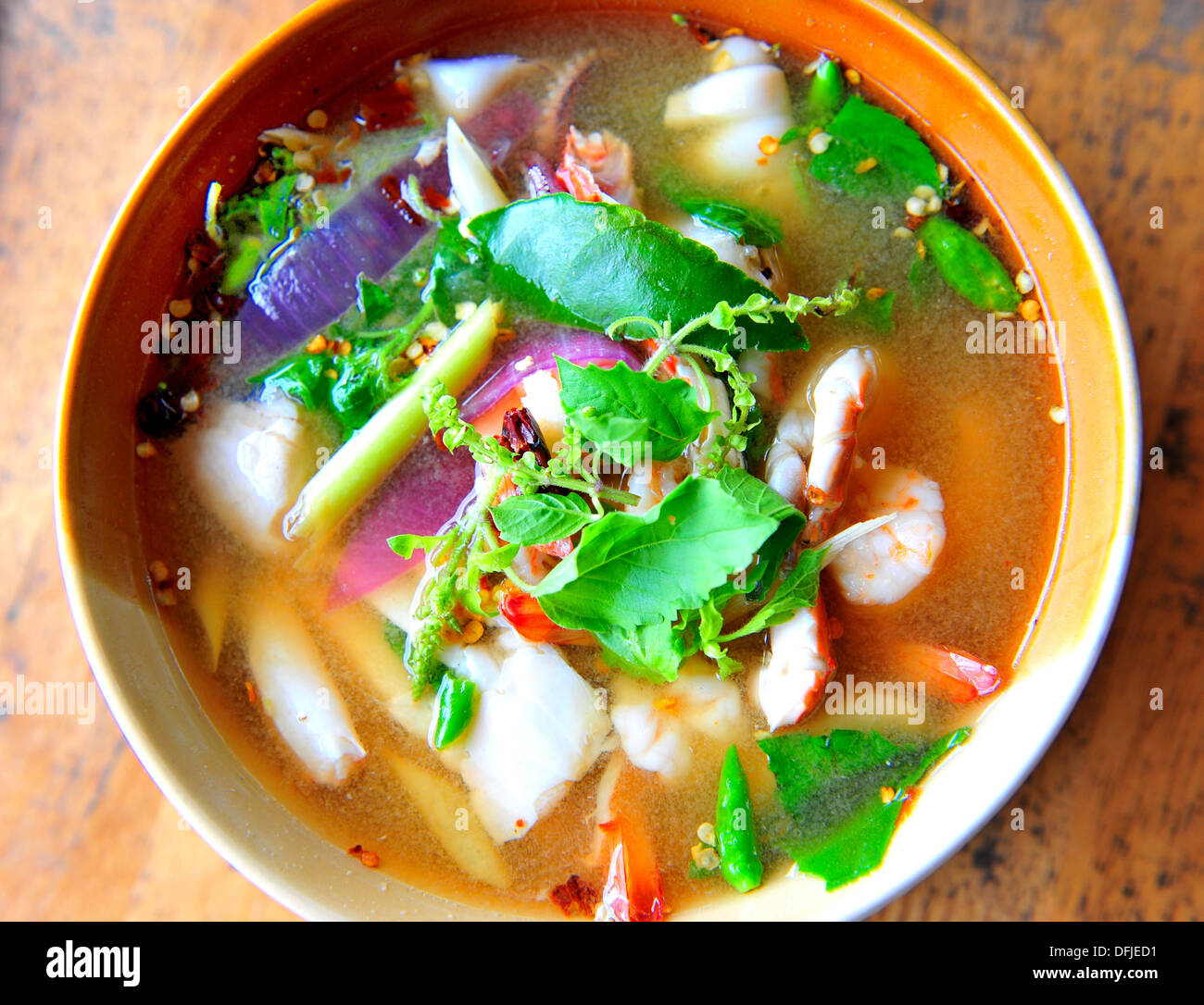 Taste of Thailand - pikante Meeresfrüchtesuppe (Tom Yam Talay) Stockfoto