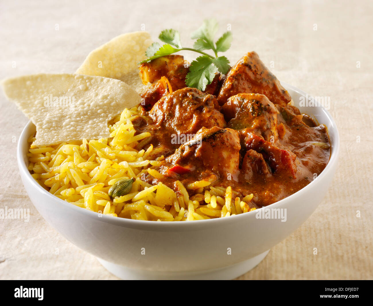 Chicken Jalfrezi, Pilau Reis & Popodoms. Indische traditionelle Curry. Stockfoto