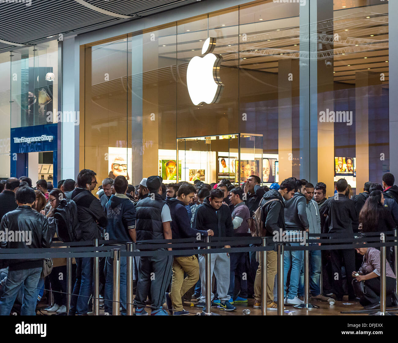 Apple Shop Warteschlange für neues Produkt Westfield Shopping Centre Stockfoto