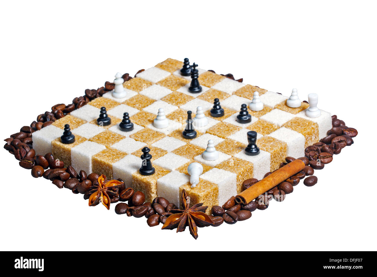 Schachbrett von raffiniertem Zucker eingefügt Kaffeebohnen Nahaufnahme erschossen Stockfoto