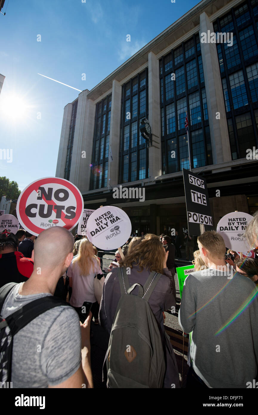 Kensington, London, UK. 6. Oktober 2013.  Menschen protestieren vor dem Büro der Daily Mail über die Art und Weise negativ Weg schildert es stolz UK Institutionen wie Lehr- und Krankenpflege. Menschen auf Vorteile, Beschäftigten im öffentlichen Dienst und Gewerkschaften. Eine 20.000 Signatur wurde auch aus der Summe von Us-Gruppe geliefert. Bildnachweis: Allsorts Stock Foto/Alamy Live-Nachrichten Stockfoto