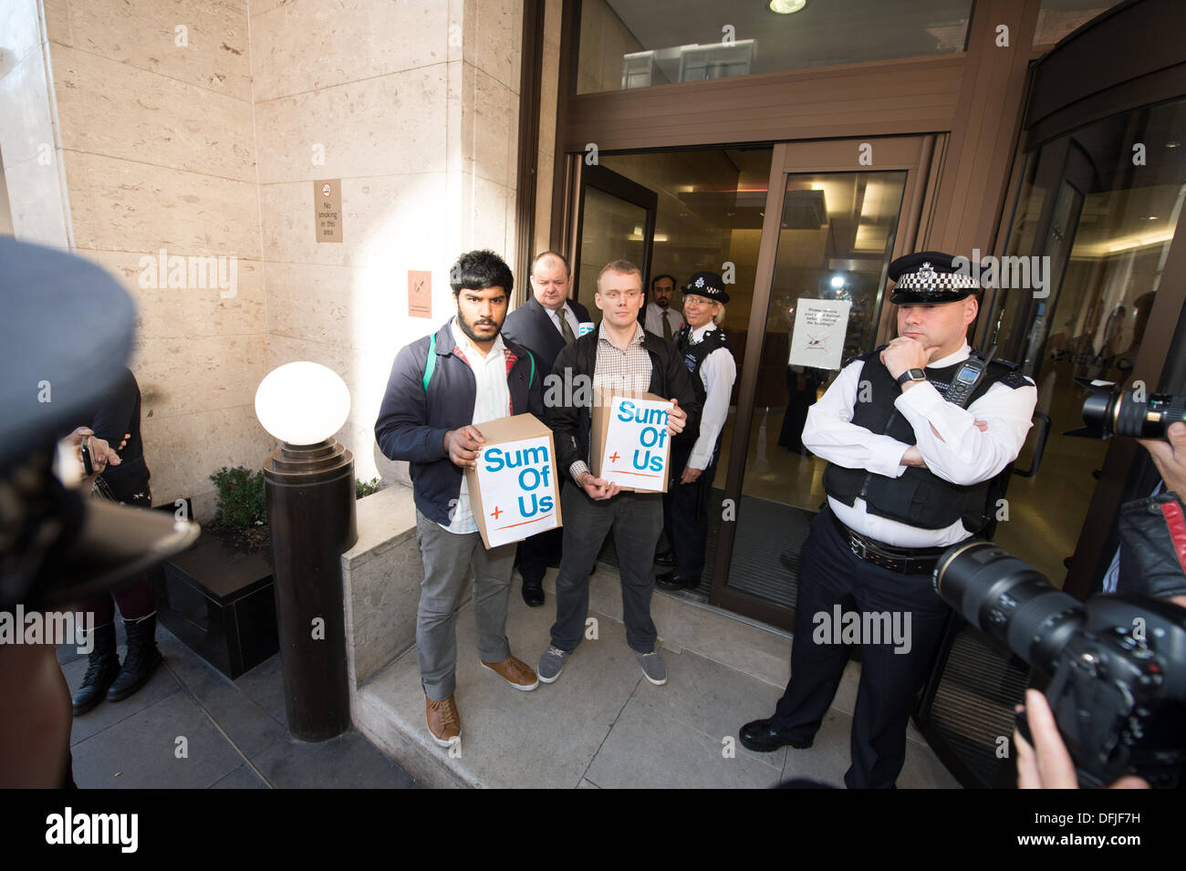 Kensington, London, UK. 6. Oktober 2013.  Menschen protestieren vor dem Büro der Daily Mail über die Art und Weise negativ Weg schildert es stolz UK Institutionen wie Lehr- und Krankenpflege. Menschen auf Vorteile, Beschäftigten im öffentlichen Dienst und Gewerkschaften. Eine 20.000 Signatur wurde auch aus der Summe von Us-Gruppe geliefert. Bildnachweis: Allsorts Stock Foto/Alamy Live-Nachrichten Stockfoto