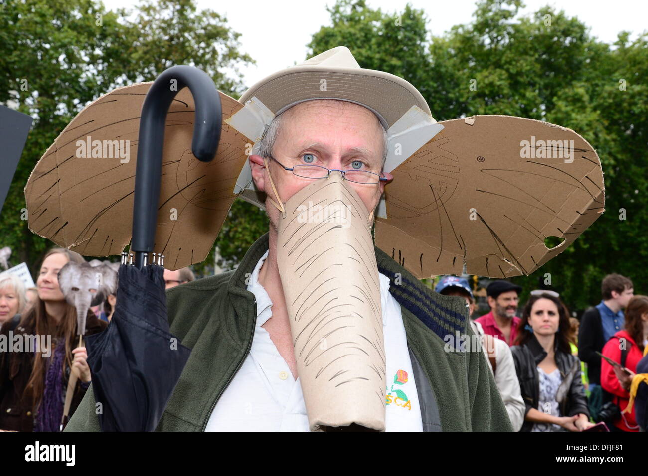 London UK, 4. Oktober 2013: Demonstrant tragen ein Elefant Maske außerhalb Parliament Square in London. Siehe Li / Alamy Live News Stockfoto