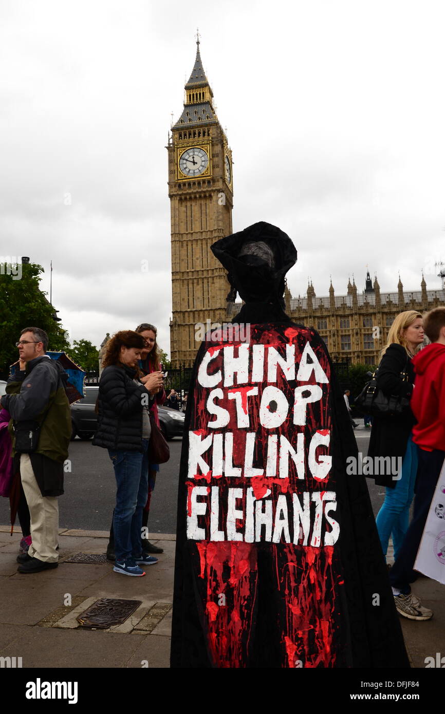 London UK, 4. Oktober 2013: Demonstrant trägt einen Mantel "CHINA stoppen töten Elefanten" in London geschrieben. Siehe Li / Alamy Live News Stockfoto