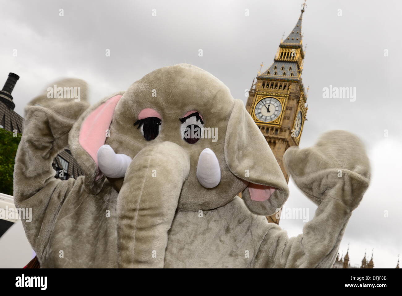 London UK, 4. Oktober 2013: Hunderte von Demonstranten marschieren, Parliament Square, Aufforderung an die Regierung, ein weltweites Verbot von Elfenbein zu unterstützen. Die Demonstranten angesprochen von einem Elefanten getötet alle 15 Minuten um den illegalen Handel mit Elfenbein zu versorgen. Siehe Li / Alamy Live News Stockfoto