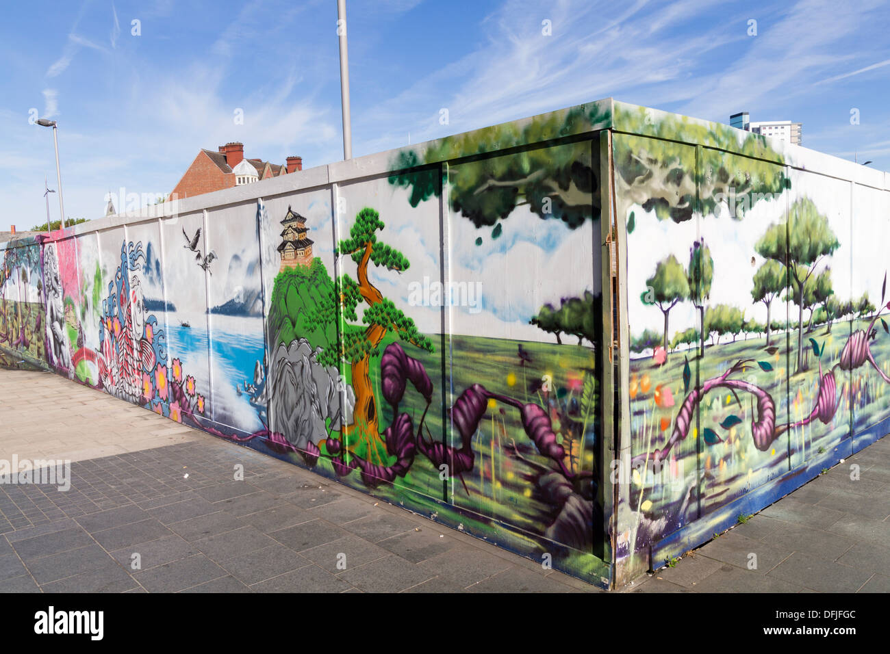 Wandbild auf einem hölzernen Zaun auf einer Baustelle in Wolverhampton Stockfoto