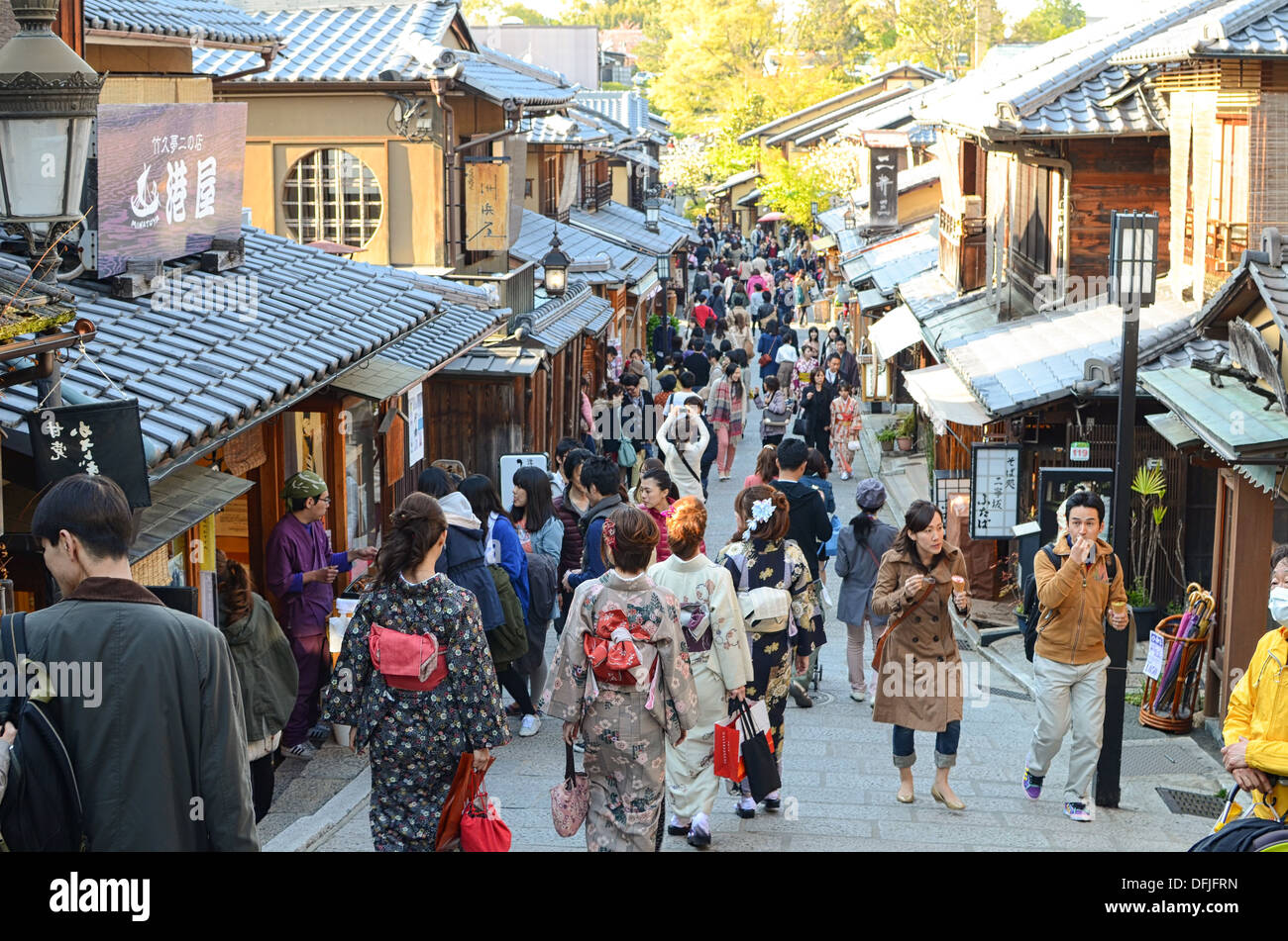 Eine Fußgängerzone im historischen Viertel von Higashiyama Kyotos. Stockfoto
