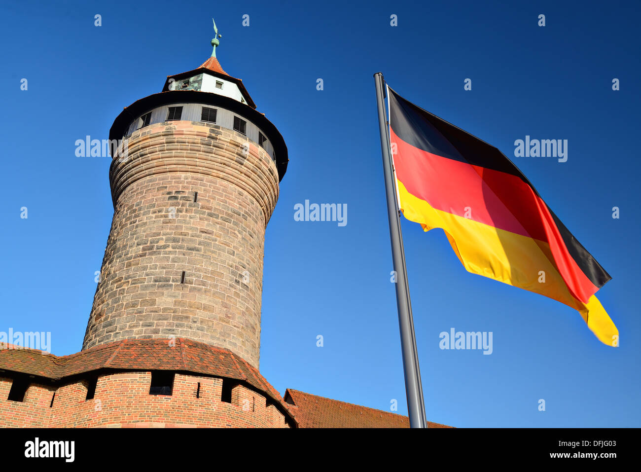 Deutsche Flagge weht auf der Nürnberger Burg in Nürnberg. Stockfoto