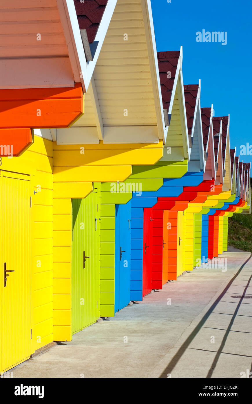 Farbenfrohe Strandhütten am Scarborough North Beach in North Yorkshire, England Stockfoto