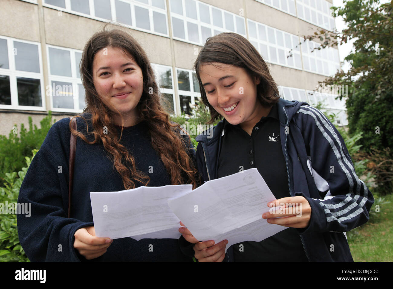 Mädchen mit Ergebnissen aus ihrer AS-Level Prüfungen, eine Qualifikation auf Platz zwischen GCSE und A-Level-oft im Alter von 17 Jahren getroffen. Stockfoto