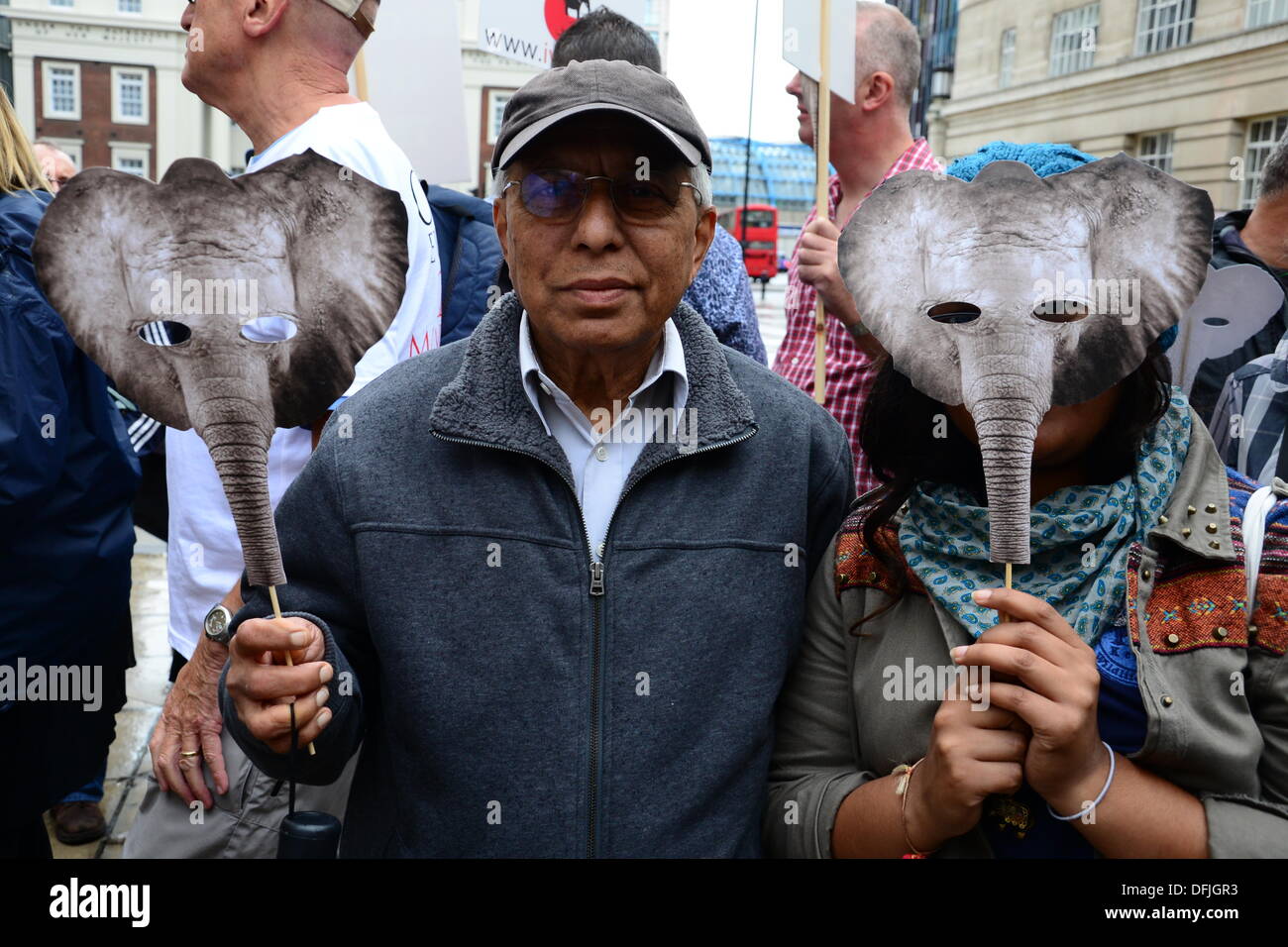 London UK, 4. Oktober 2013: Hunderte von Demonstranten marschieren, Parliament Square, Aufforderung an die Regierung, ein weltweites Verbot von Elfenbein zu unterstützen. Die Demonstranten angesprochen von einem Elefanten getötet alle 15 Minuten um den illegalen Handel mit Elfenbein zu versorgen. Siehe Li / Alamy, live-Nachrichten Stockfoto