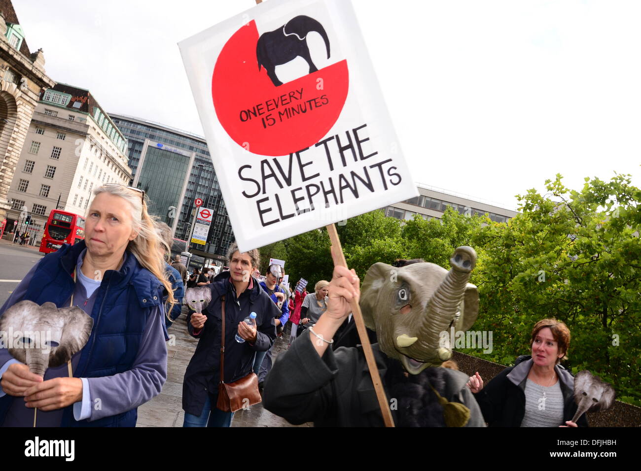 London UK, 4. Oktober 2013: Hunderte von Demonstranten marschieren, Parliament Square, Aufforderung an die Regierung, ein weltweites Verbot von Elfenbein zu unterstützen. Die Demonstranten angesprochen von einem Elefanten getötet alle 15 Minuten um den illegalen Handel mit Elfenbein zu versorgen. Siehe Li / Alamy, live-Nachrichten Stockfoto