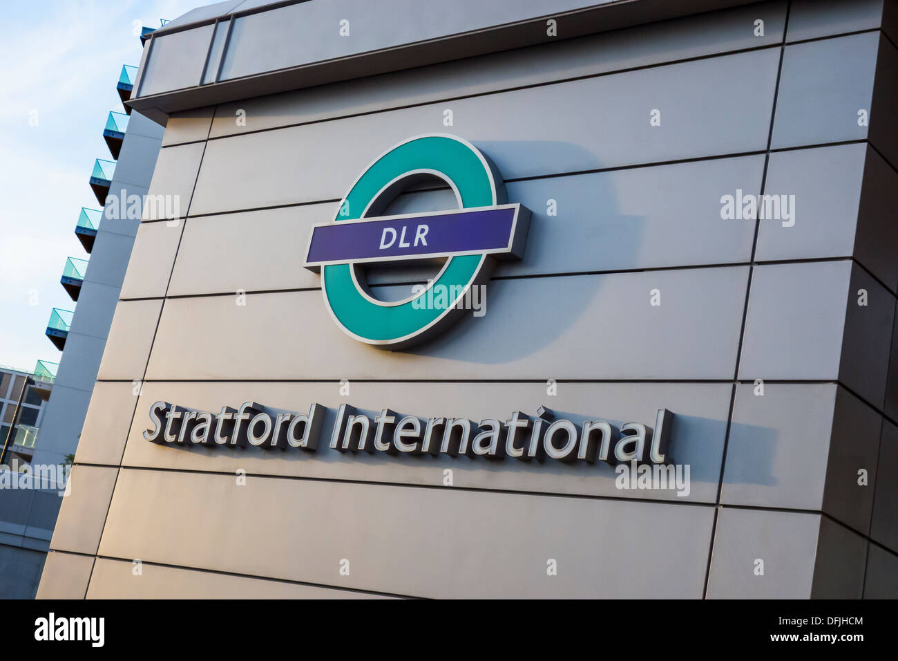 London Transport Stratford International DLR Senderlogo Stockfoto