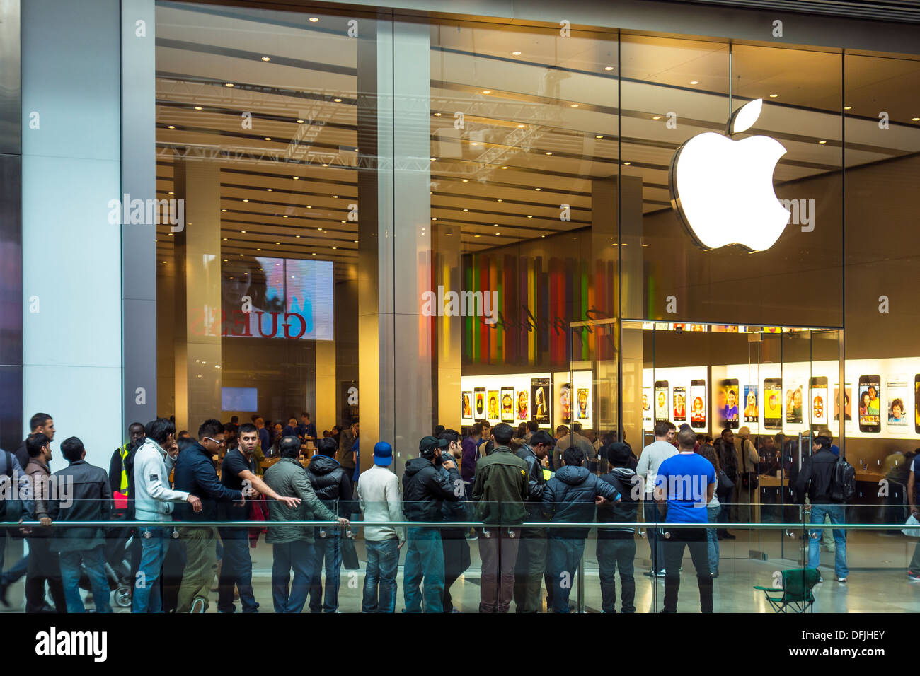 Apple Shop Warteschlange für neues Produkt Westfield Shopping Centre Stockfoto