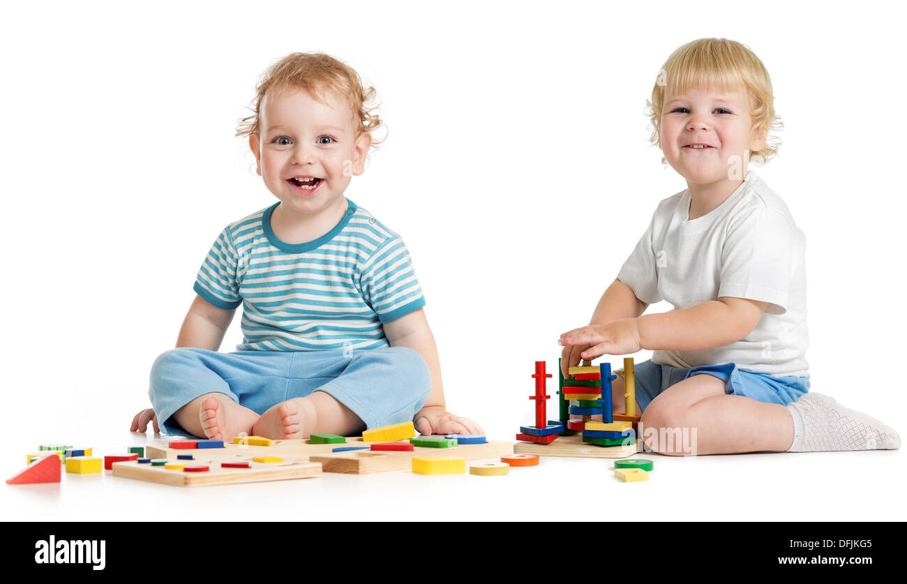 Zwei glückliche Kinder spielen logische Lernspielzeug Stockfoto