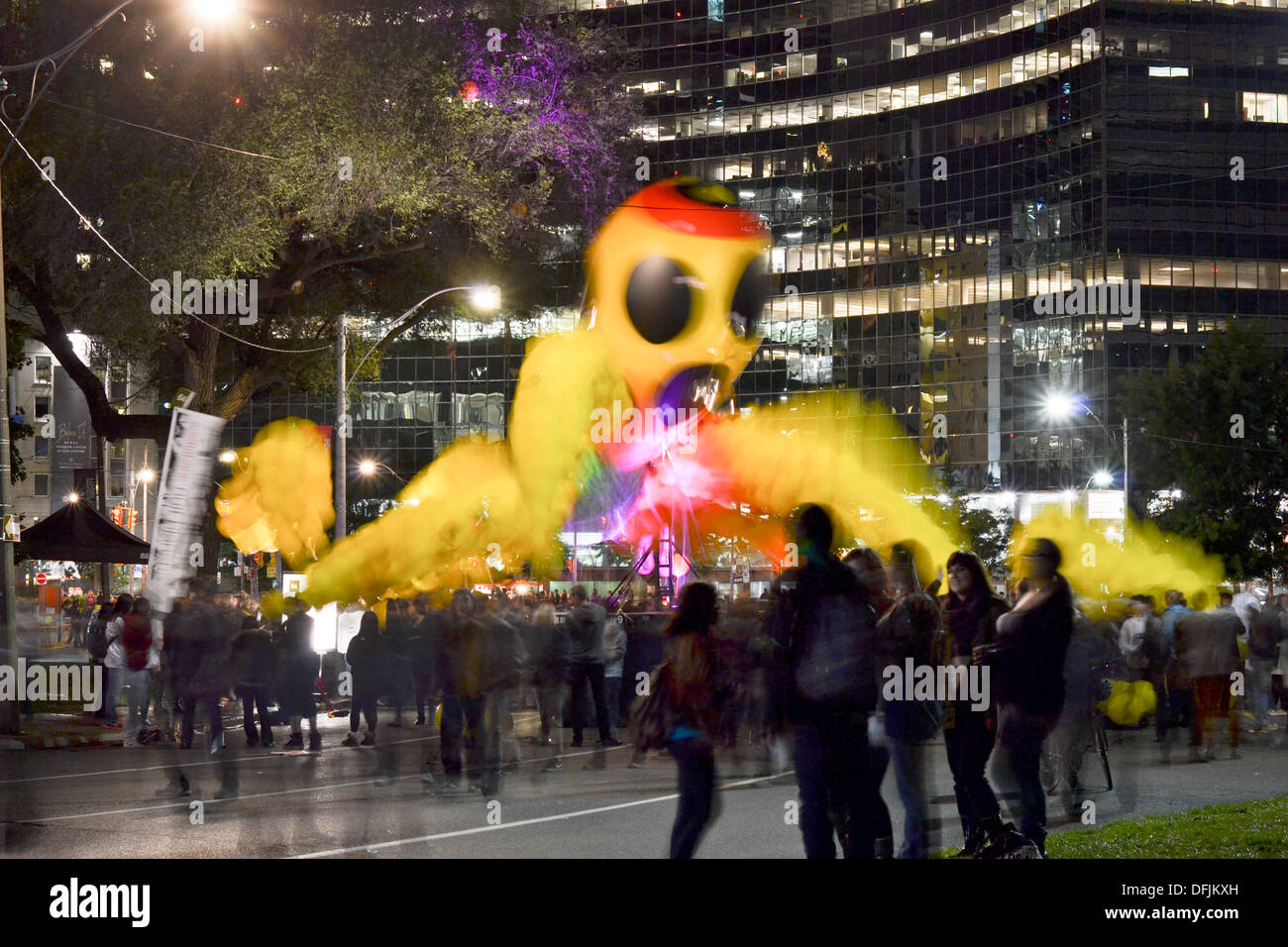 Toronto, Kanada. 5. Oktober 2013. Paris inspiriert Festival "Nuit Blanche" leuchtet Torontos Nacht Credit: Nisarg Fotografie/Alamy Live News Stockfoto Toronto, Kanada. 5. Oktober 2013. Paris inspiriert Festival "Nuit Blanche" leuchtet Torontos Nacht Credit: Nisarg Fotografie/Alamy Live News Stockfoto