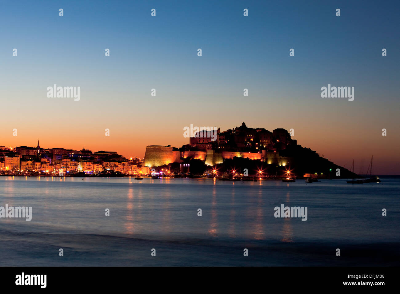 Die Zitadelle von Calvi in der Abenddämmerung, Korsika, Frankreich Stockfoto