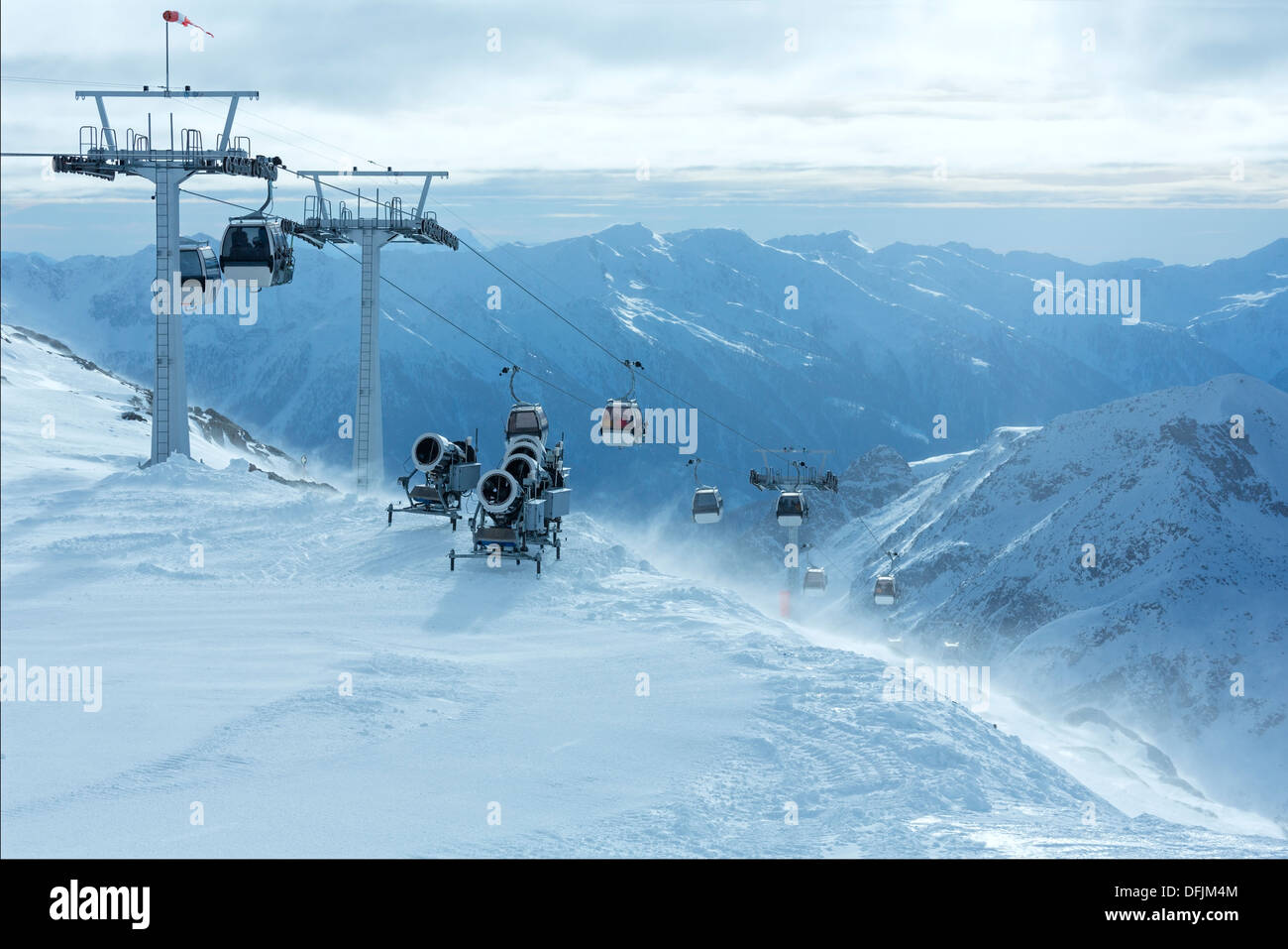 Morgen Winter windigen Berglandschaft mit Skilift und Seilbahnen. Skigebiet Molltaler Gletscher, Kärnten, Österreich. Stockfoto