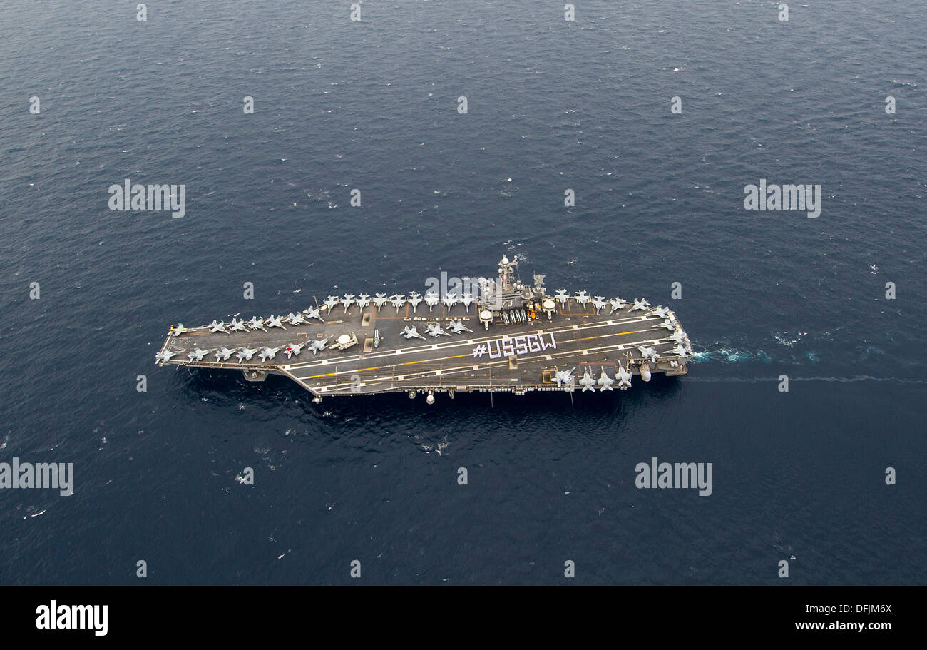 US-Seeleute an Bord des Flugzeugträgers USS George Washington buchstabieren den Twitter-Hashtag #USSGW auf dem Flugdeck 28. September 2013 in der Philippinensee. Stockfoto