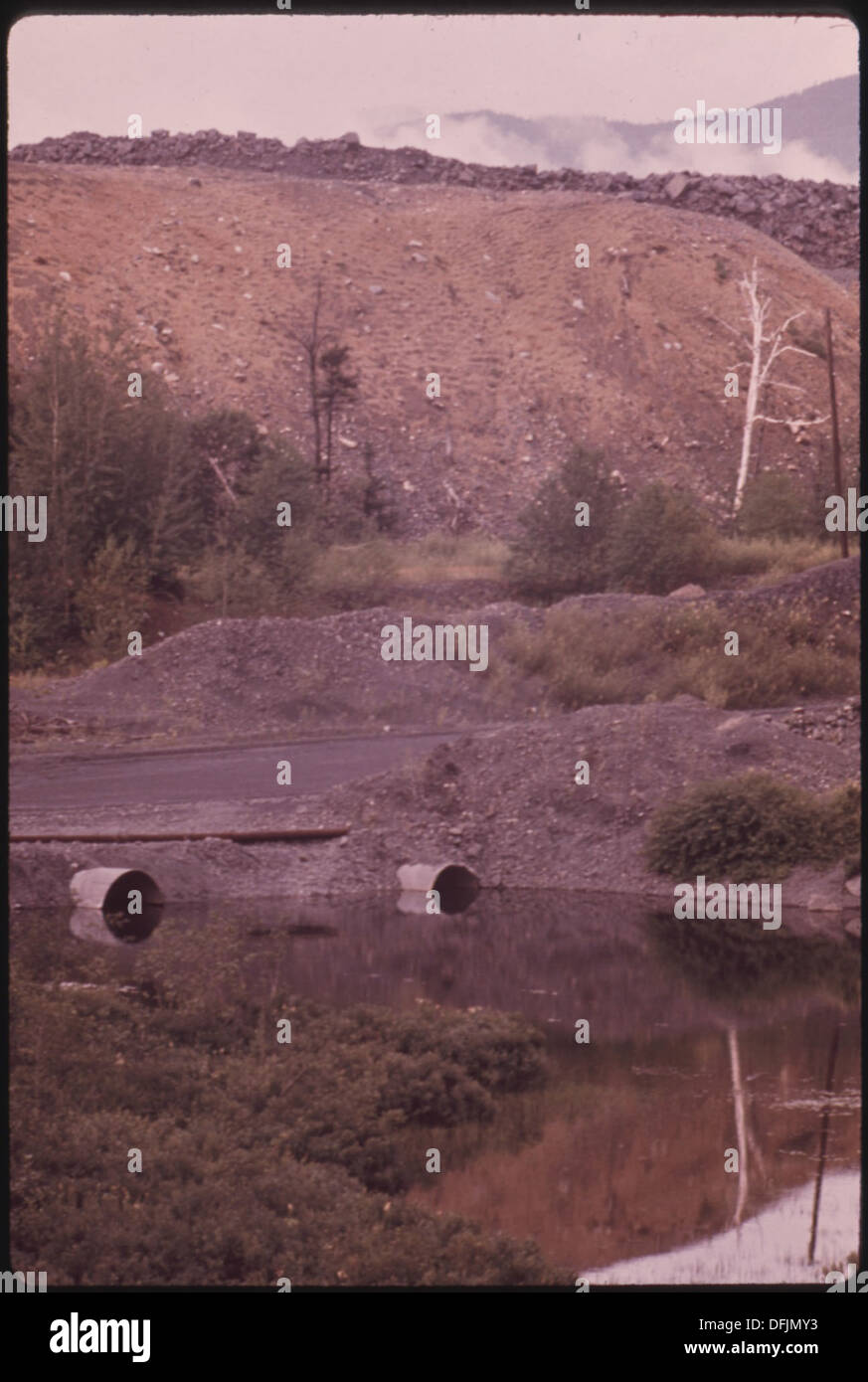 Ein großer Haufen von Abfällen aus der Titanmine (Ilmenit) von NL Industries in Tahawus, der die Umweltauswirkungen von Bergbauaktivitäten und Abfallansammlungen zeigt. Stockfoto