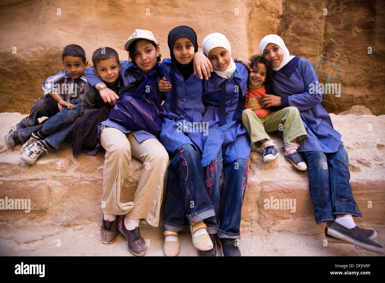 Jordanische Schulkinder auf eine Exkursion in die legendäre 3. Jahrhundert nabatäische Stadt Petra, Jordanien Stockfoto