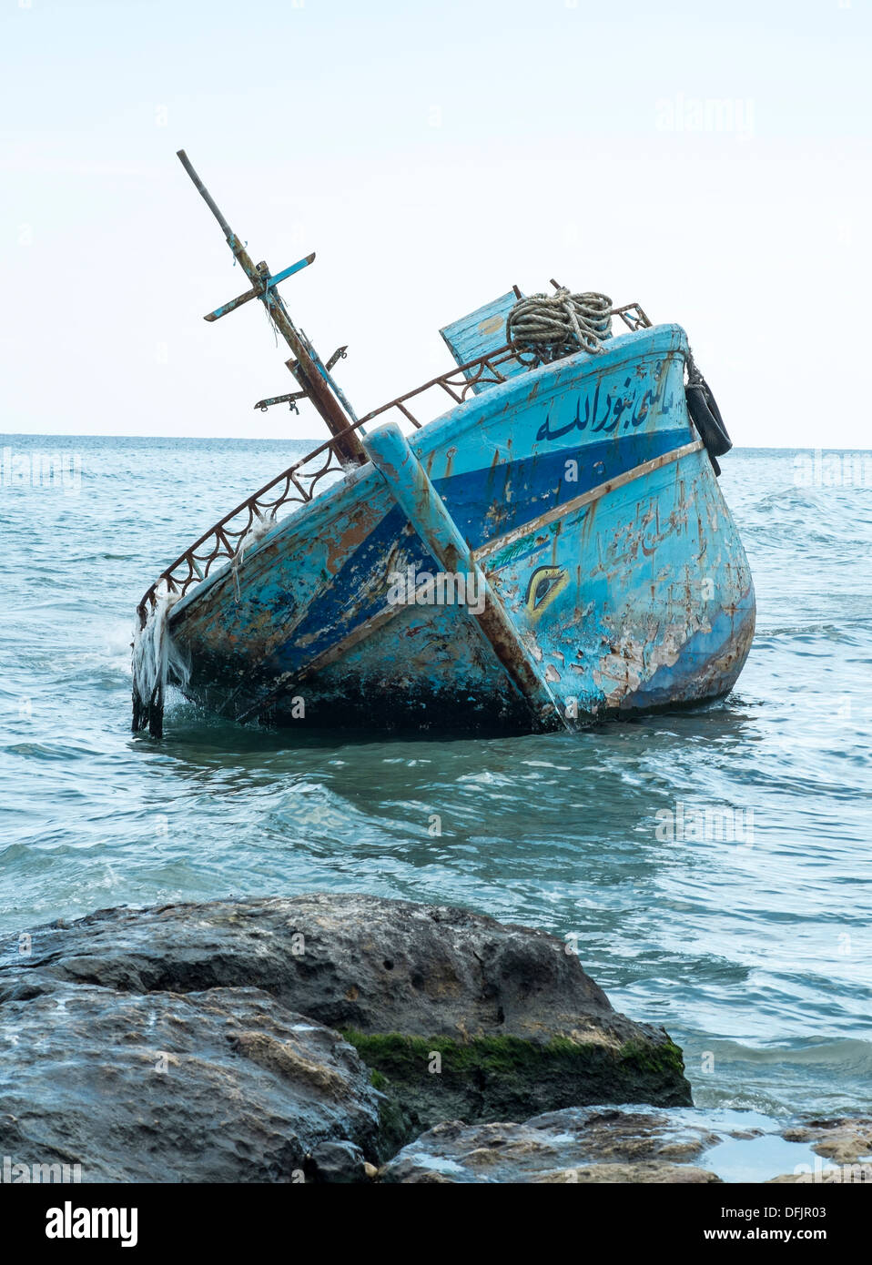 Ein Boot, das afrikanische Migranten nach Sizilien, trug angespült am Marina di Avola, Sizilien im Mittelmeer. Stockfoto