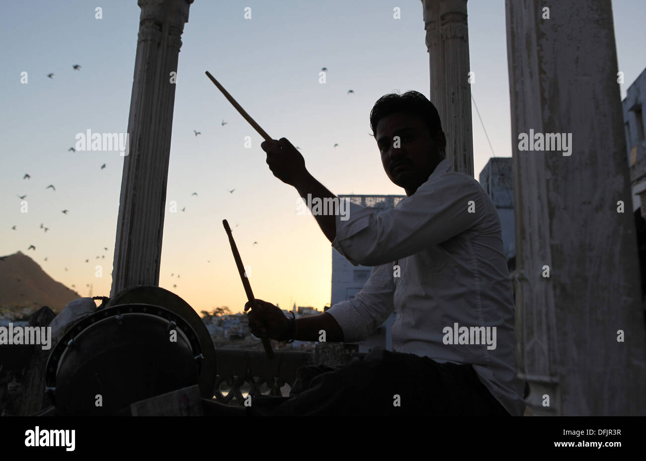 Mann, spielt Schlagzeug bei den Heiligen See Pushkar, Rajastha, Indien. Stockfoto
