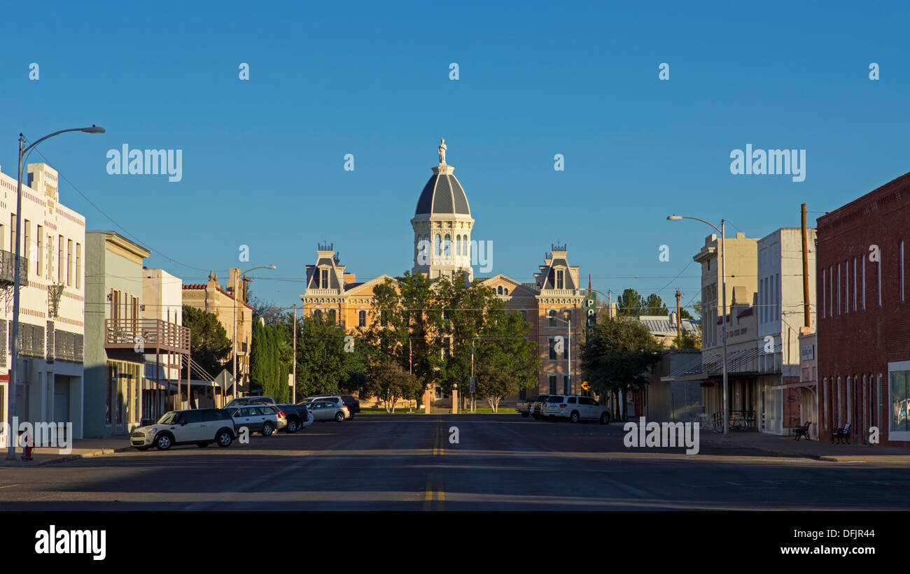Hauptstraße in Marfa, Texas, mit dem Presidio County Courthouse in den Hintergrund. Stockfoto