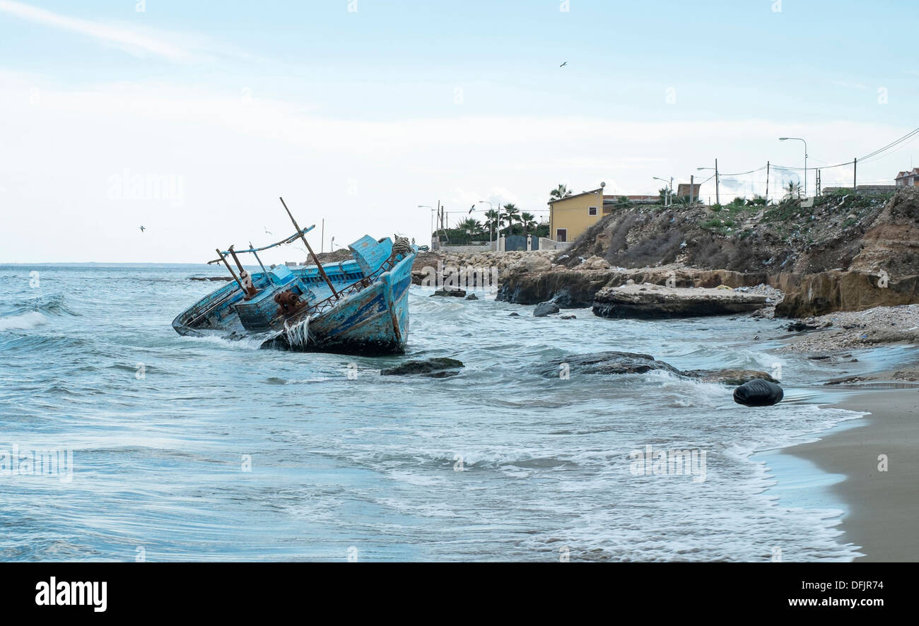 Ein gestrandeter afrikanische Migranten Boot bei Marina di Avola, Sizilien, Italien, Mittelmeer Stockfoto