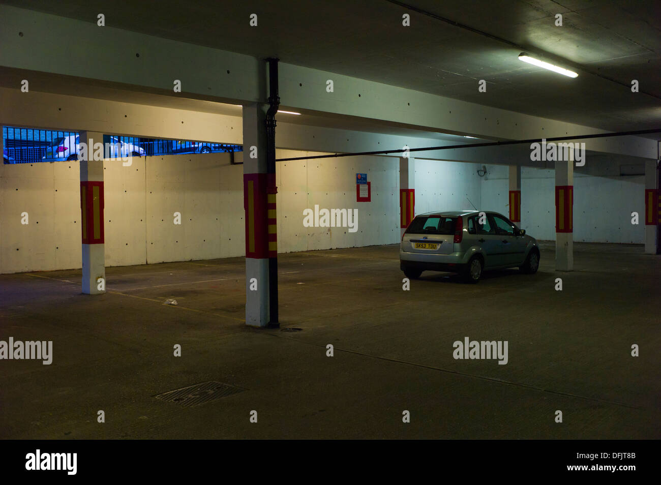Mietwagen in leere Tiefgarage in der Nacht Stockfoto