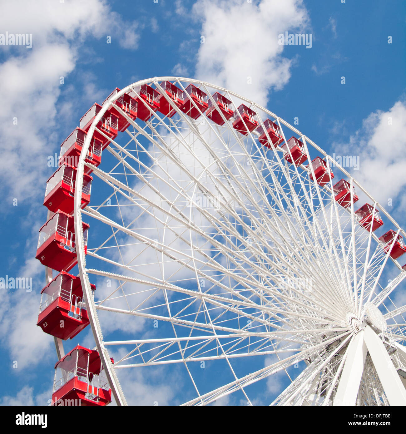 Ein Blick auf das beliebte Riesenrad am Navy Pier in Chicago, Illinois an einem Tag Sommer, blauer Himmel. Stockfoto