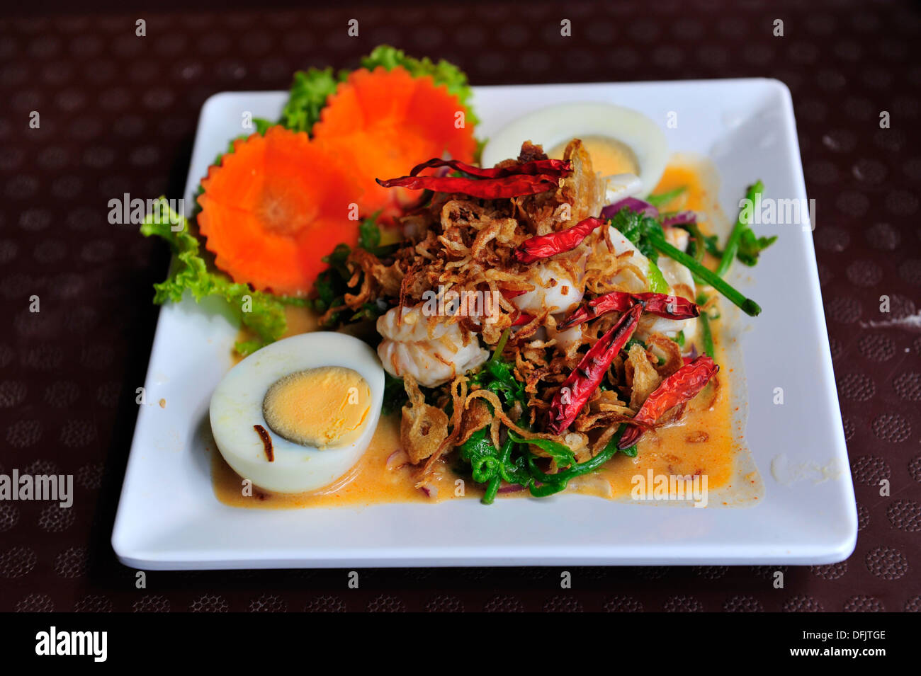 Geschmack von Thailand - thailändische Vorspeise - pikante Meeresfrüchtesalat mit lokalen Farn (Yam Pak Kood) Stockfoto