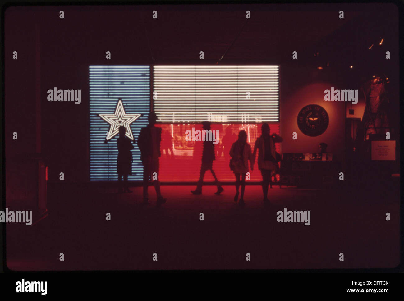 Die Besucher sehen die leuchtende texanische Flagge im Institute of Texas Cultures auf dem Hemisfair Grounds. Stockfoto