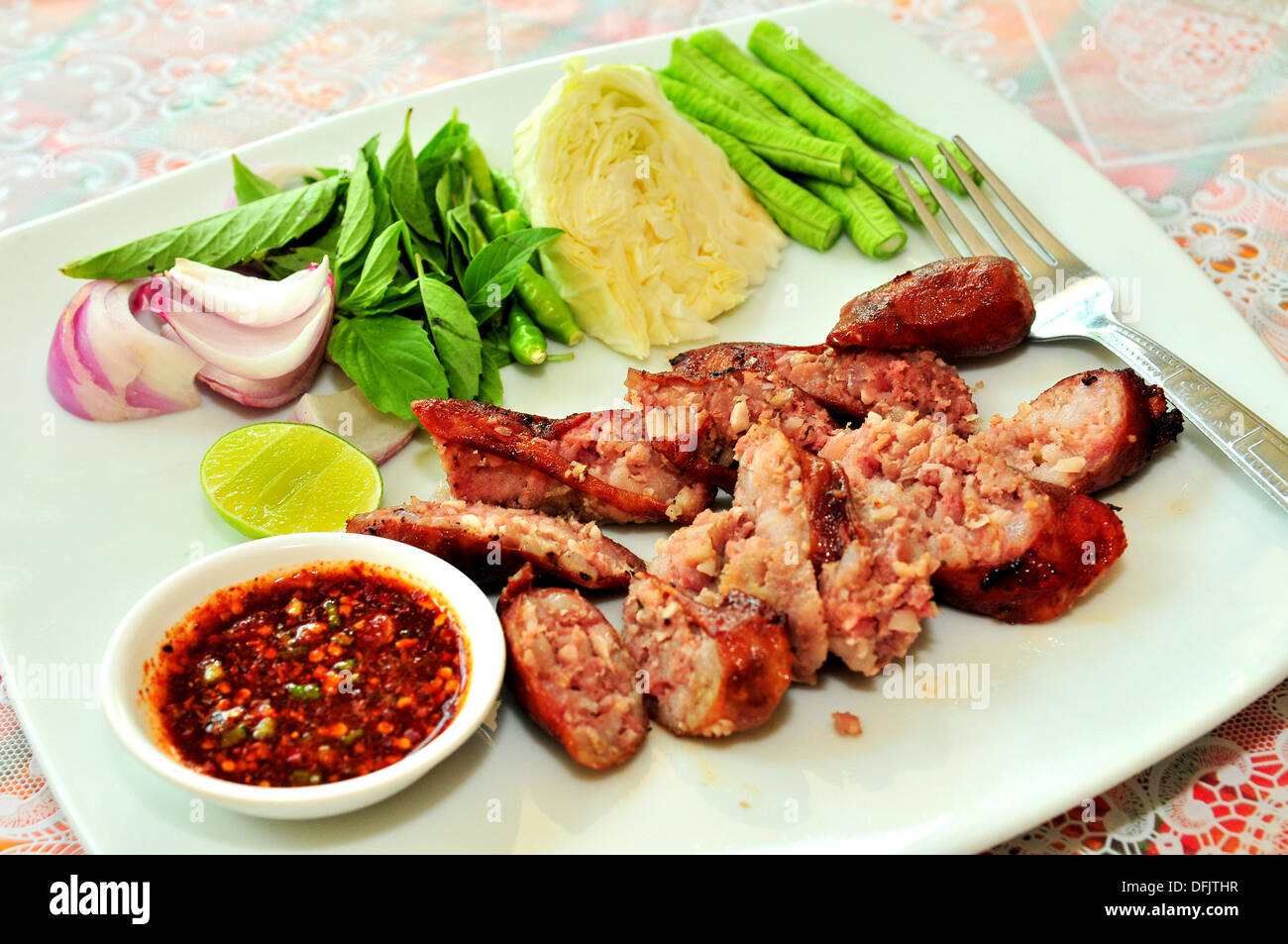 Geschmack von Thailand - thailändische Vorspeise - Thai (Issan) Knoblauchwurst Stockfoto